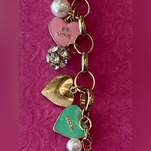 NEW HOLIDAY LANE GOLD-TONE PAVE MULTI CHARM VALENTINE HEART & PEARL BRACELET - Picture 3 of 5